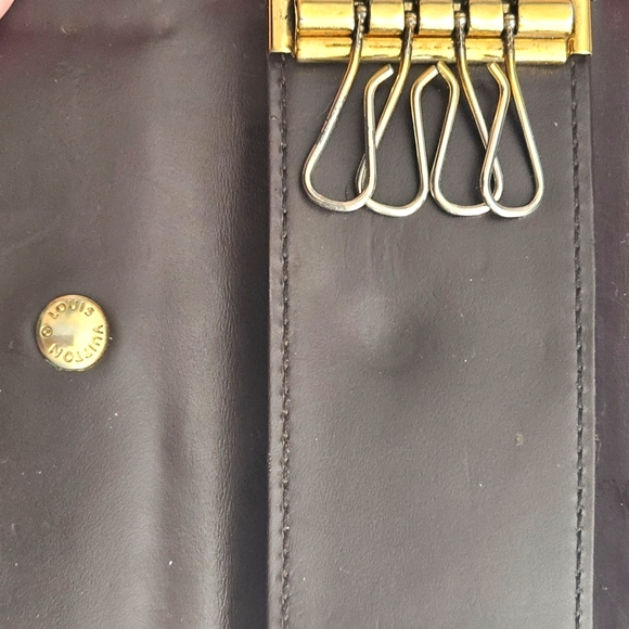 LOUIS VUITTON 2010 Monogram Burgundy Vernis 4 Key Holder - Picture 9 of 13